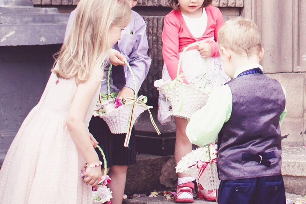 Blumenkinder und die Körbe mit Blumenblättern