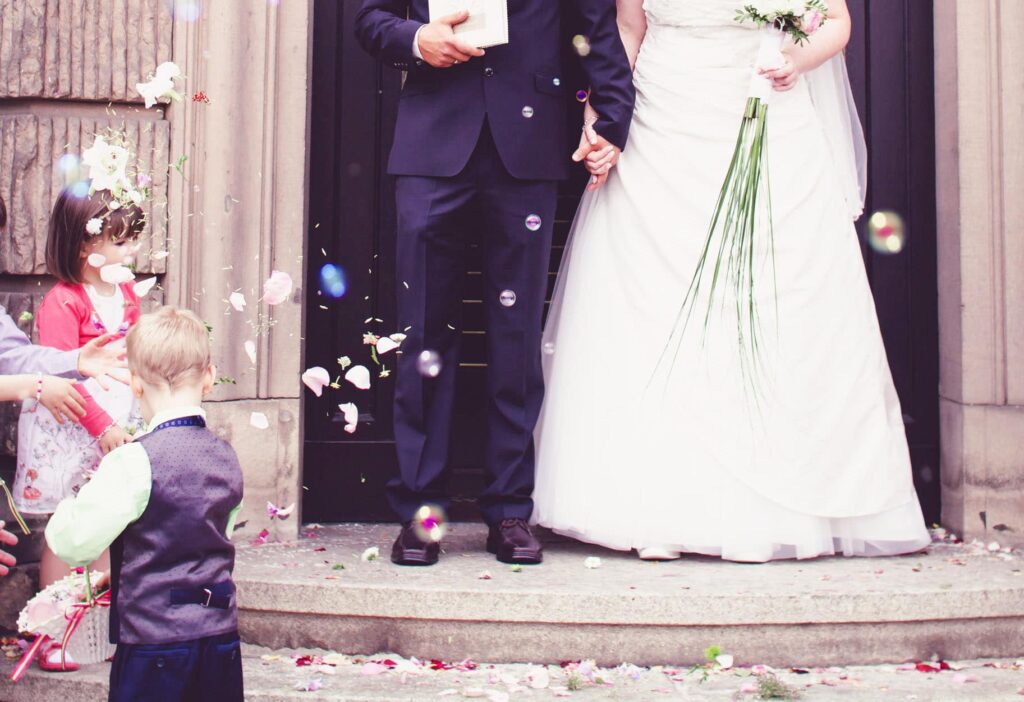 Blumenkinder streuen Blumen und Seifenblasen