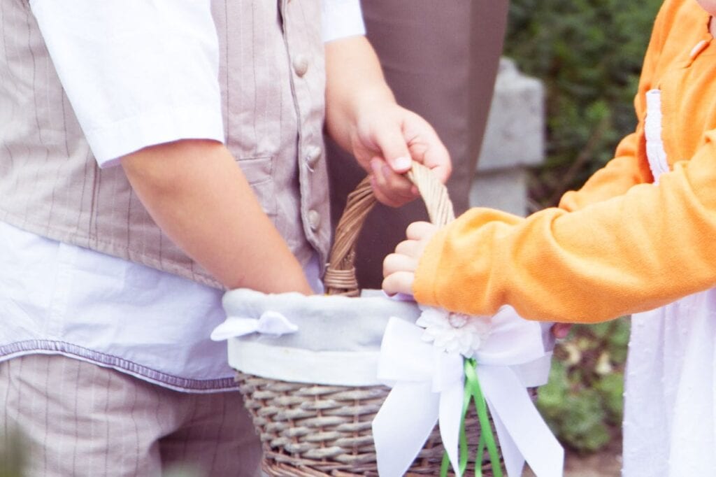 Blumenkinder und der Korb für die Blumen