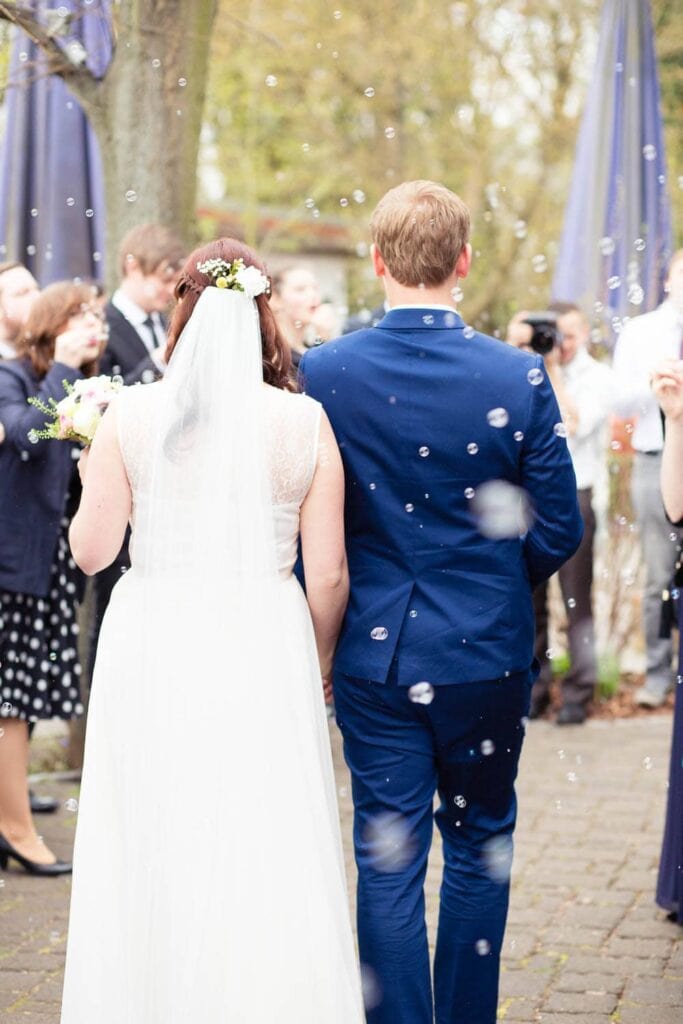 Seifenblasen machen sich immer gut beim Auszug nach der Trauung