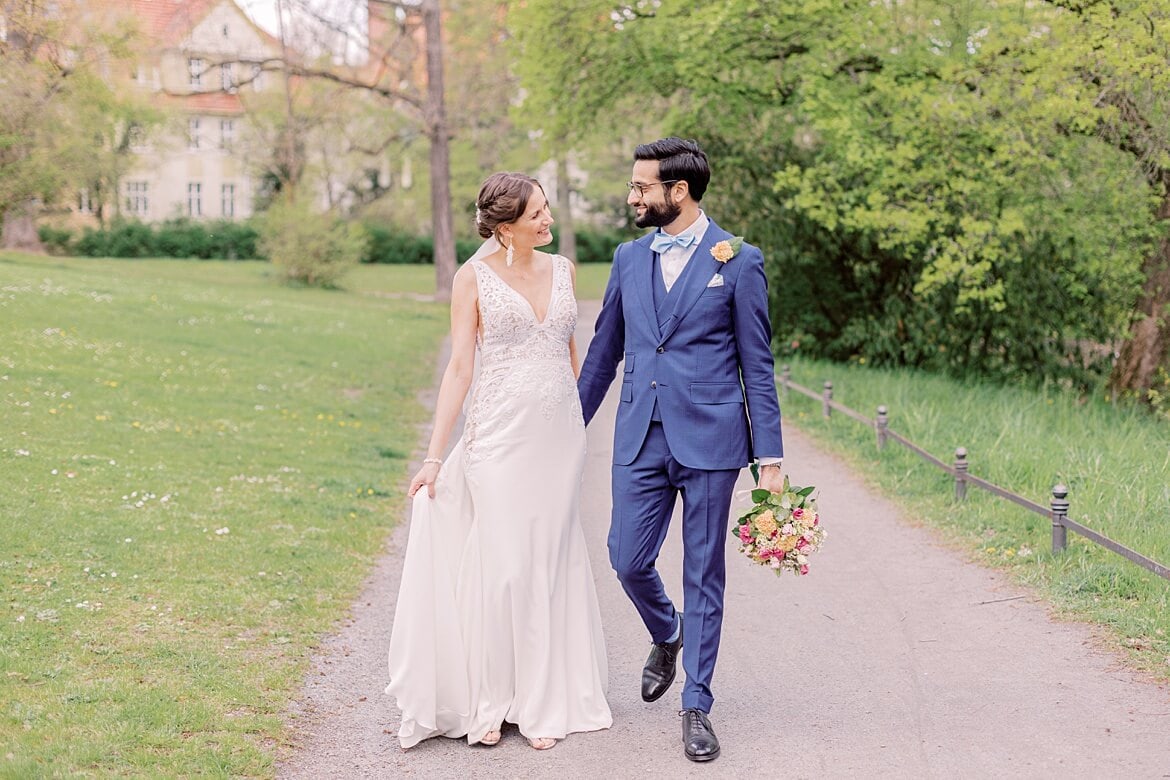 Brautpaar spaziert und schaut sich dabei an im Stadtpark Steglitz