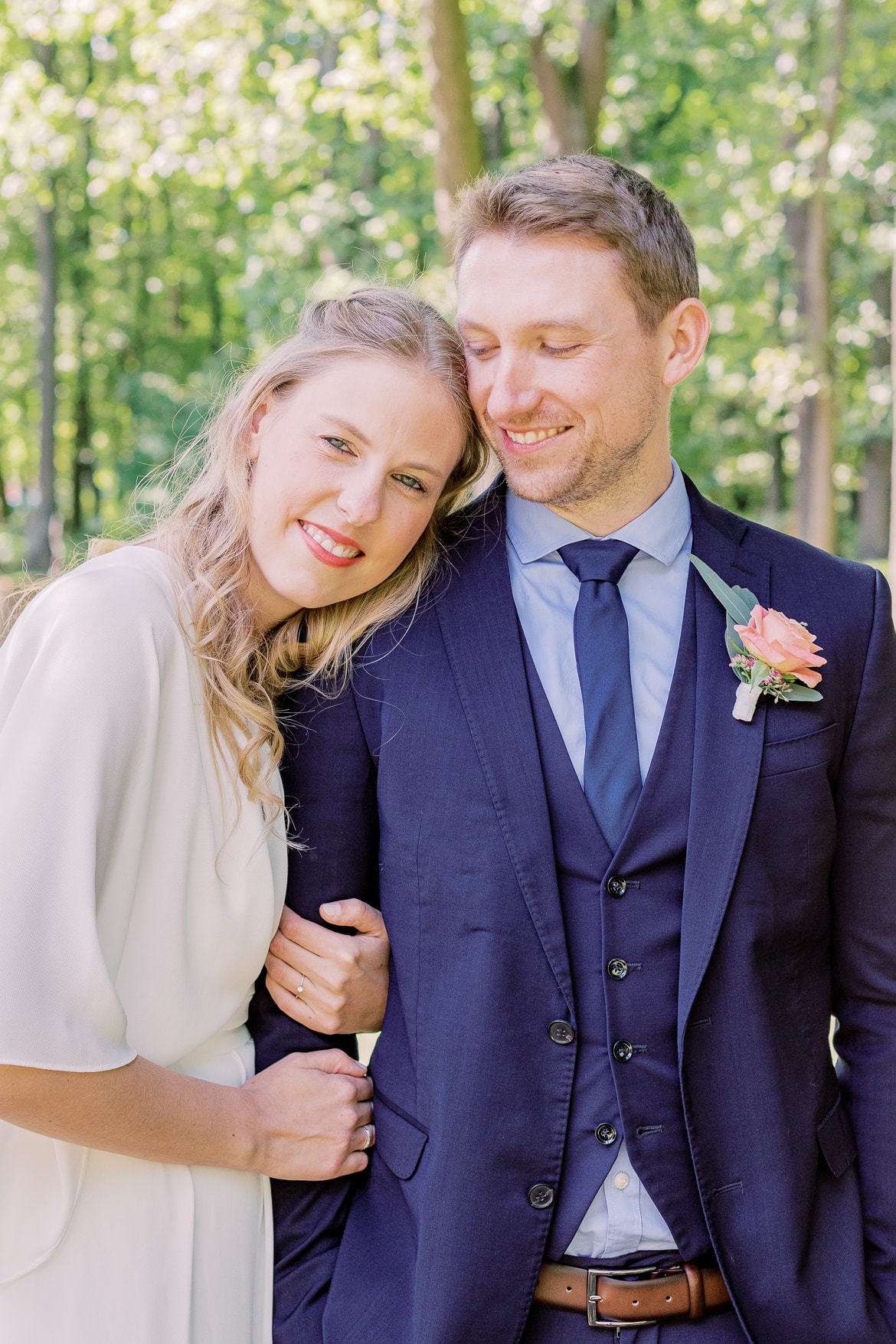 Brautpaar kuschelt im Park