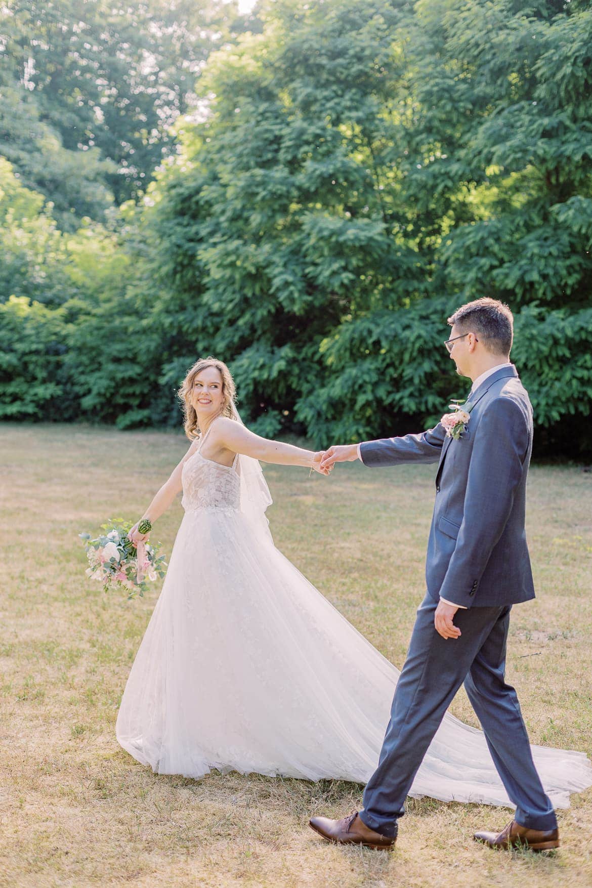 Braut führt ihren Bräutigam weg