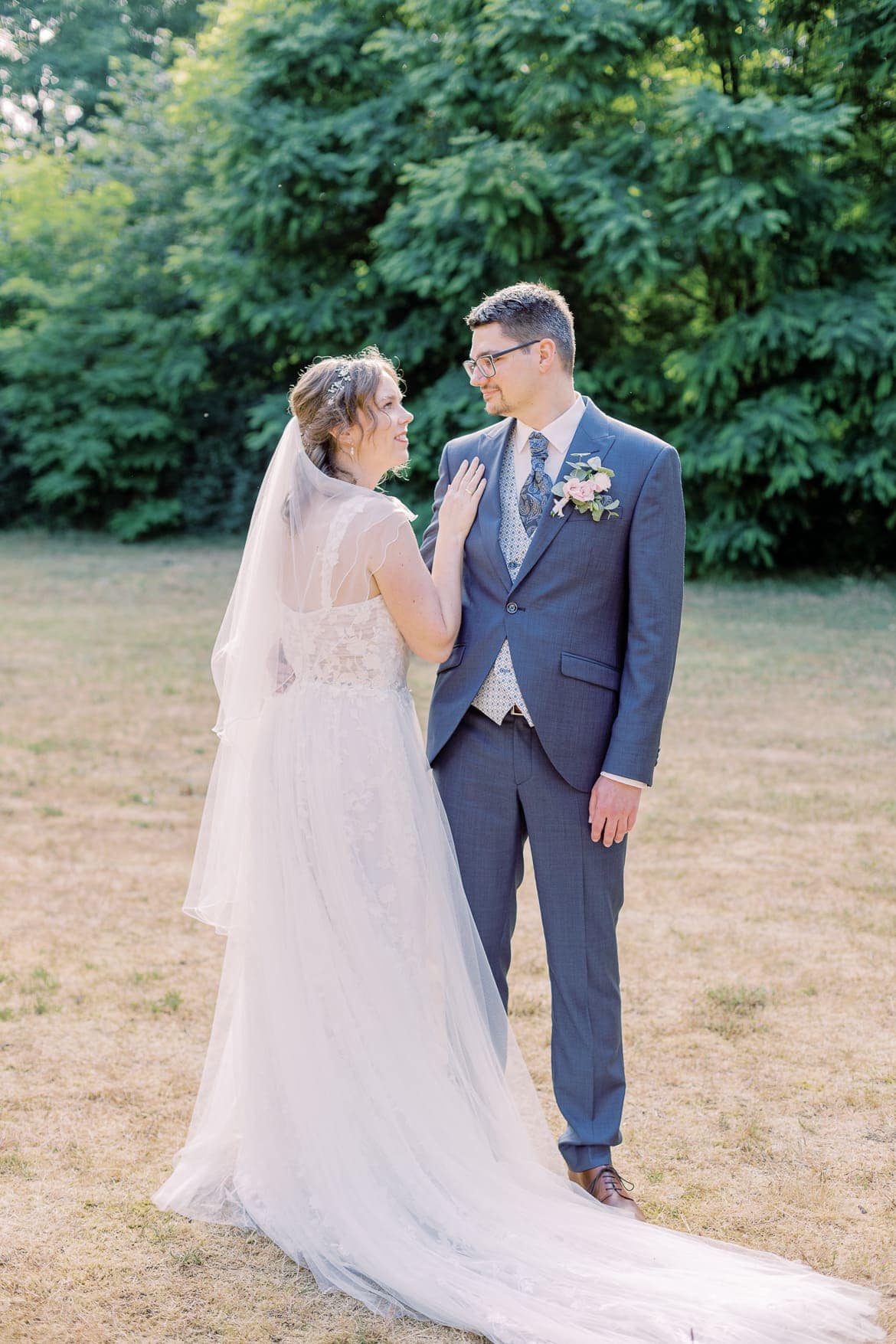 Hochzeitspaar umarmt sich im Park