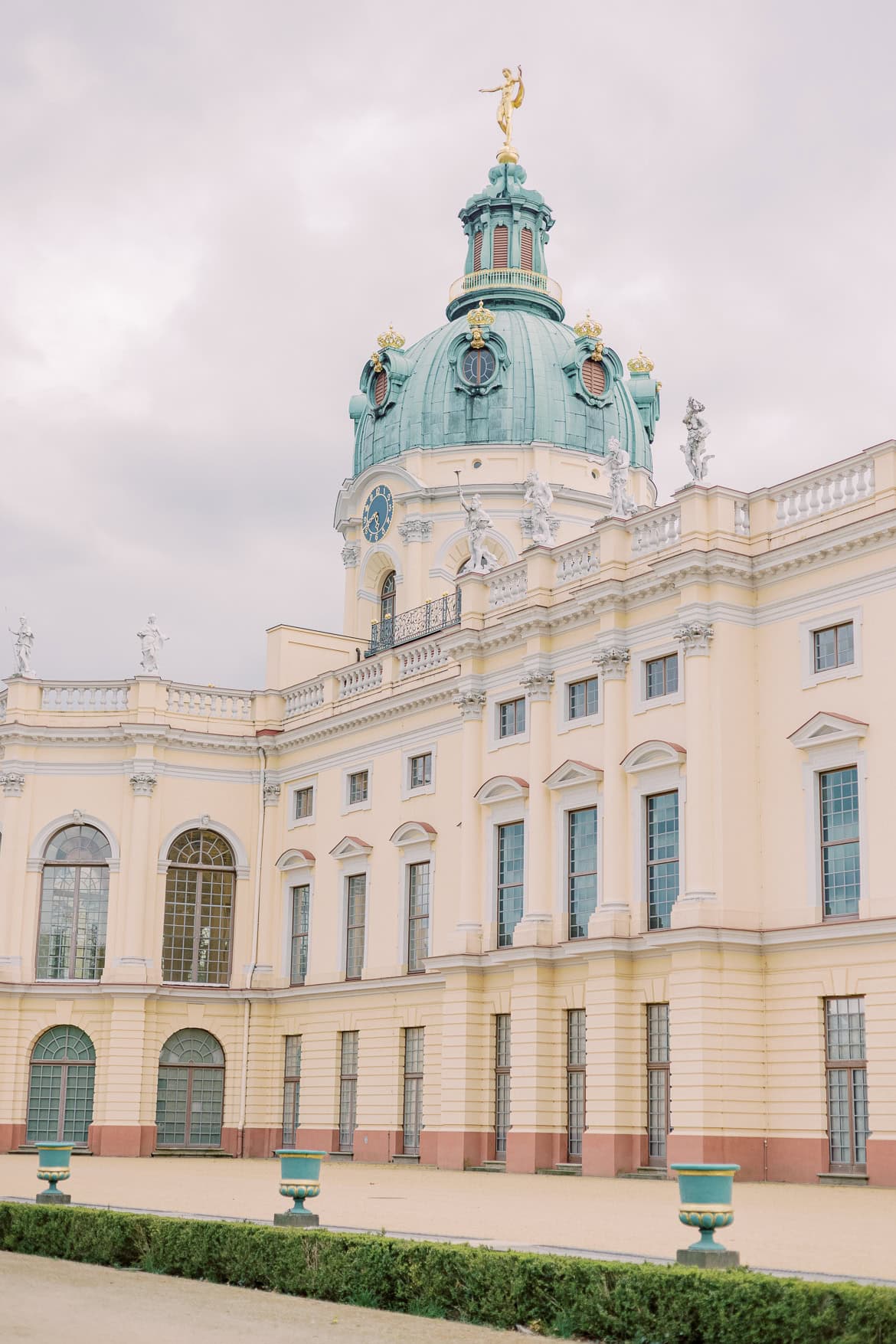 Verlobung in Charlottenburg - Windiger Spaziergang im Park