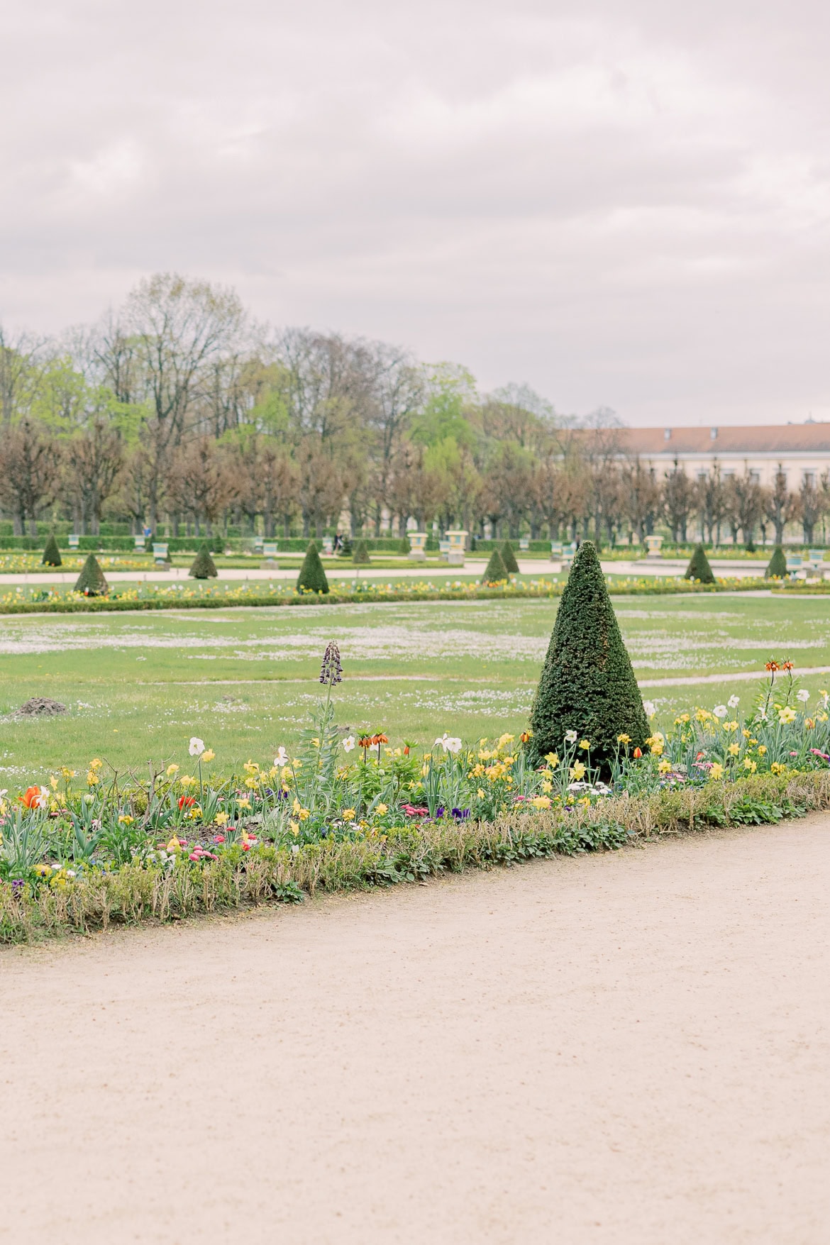 Verlobung in Charlottenburg - Windiger Spaziergang im Park