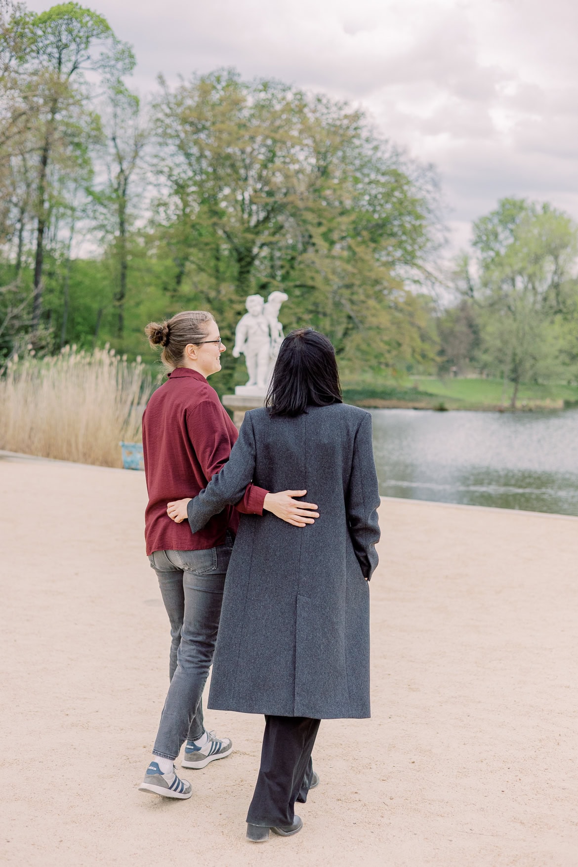 Verlobung in Charlottenburg - Windiger Spaziergang im Park
