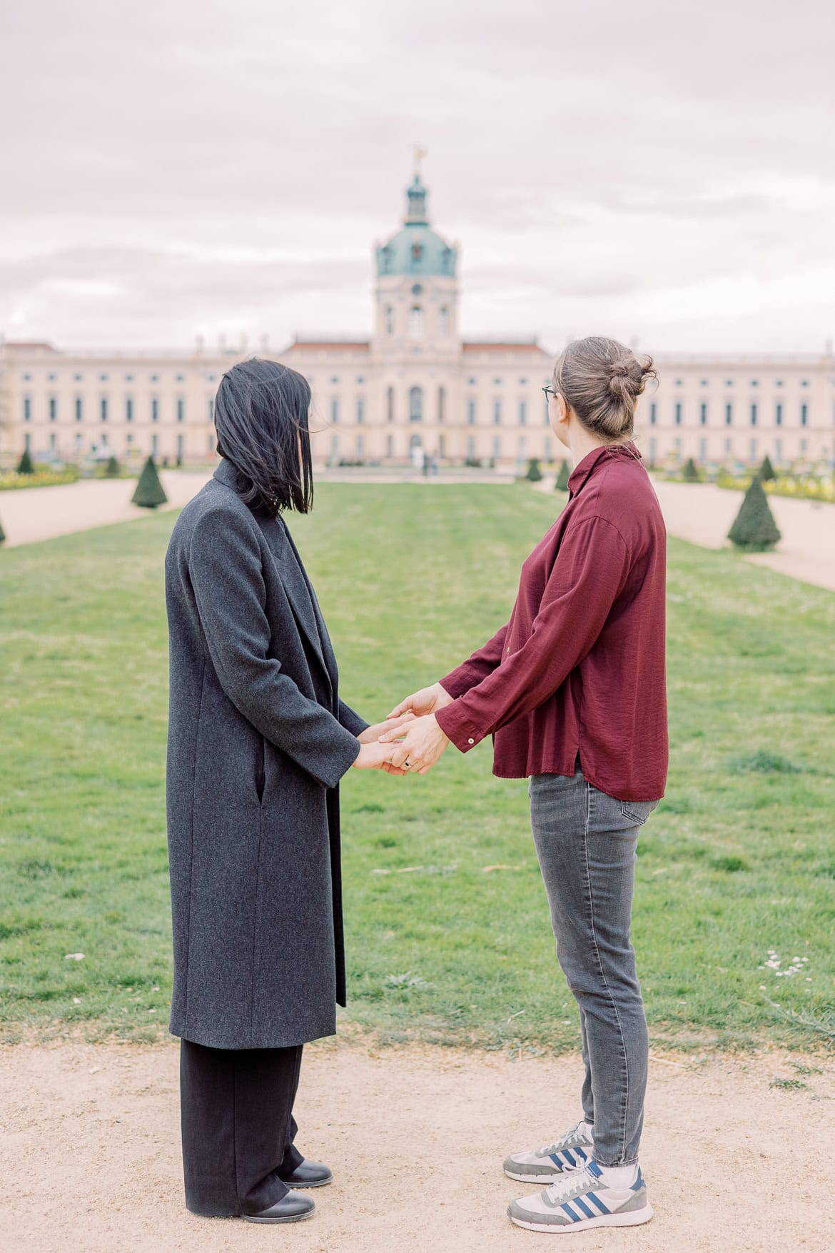 Verlobung in Charlottenburg - Windiger Spaziergang im Park