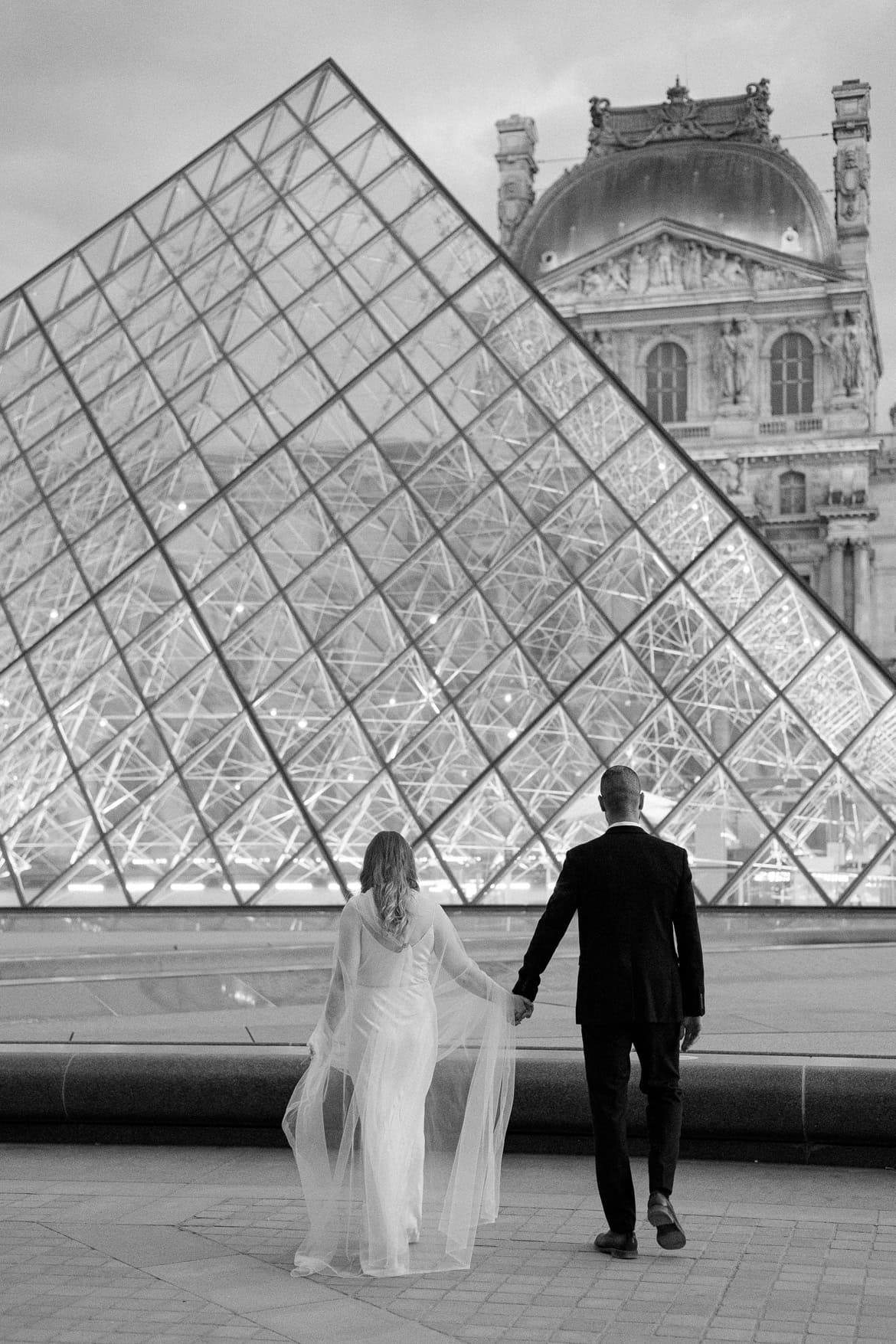 After Wedding Session am Louvre - ein abendlicher Spaziergang