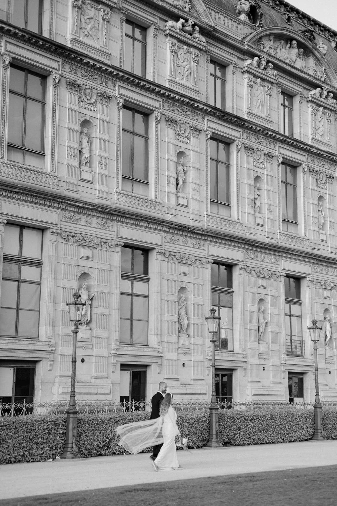 After Wedding Session am Louvre - ein abendlicher Spaziergang