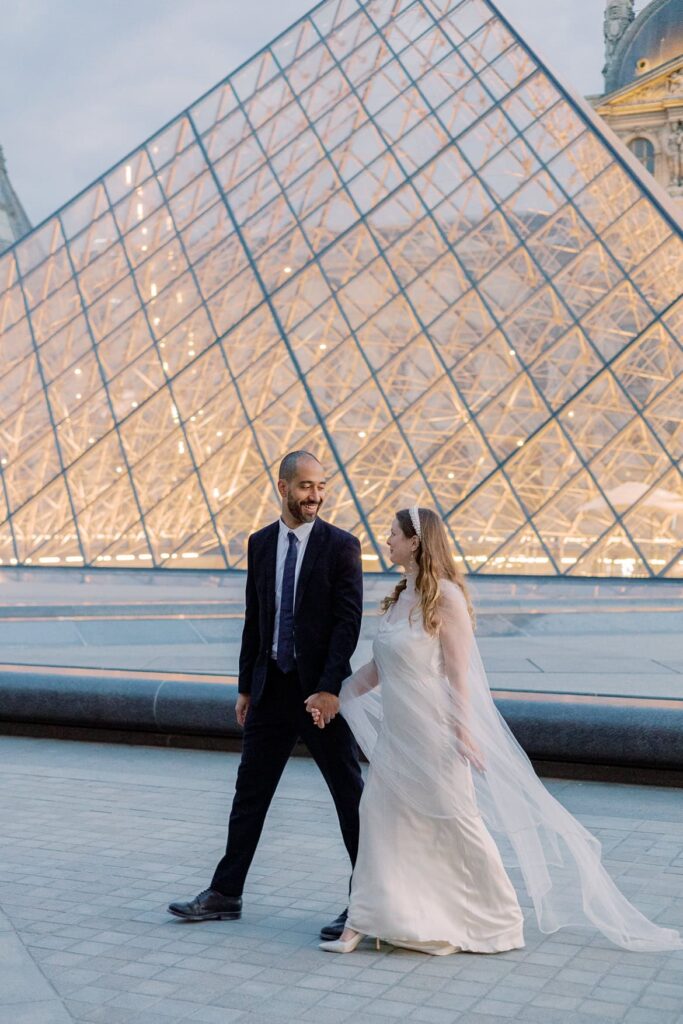 After Wedding Session am Louvre - ein abendlicher Spaziergang
