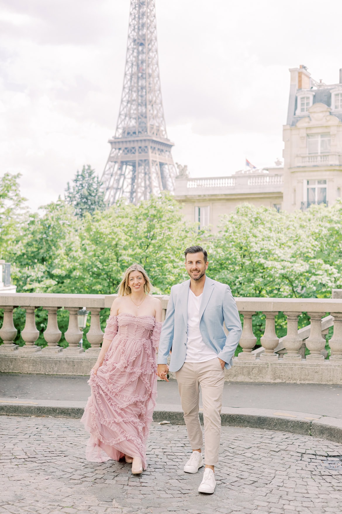 Mini Session in Paris in der Avenue de Camoëns mit Blick auf den Eiffelturm