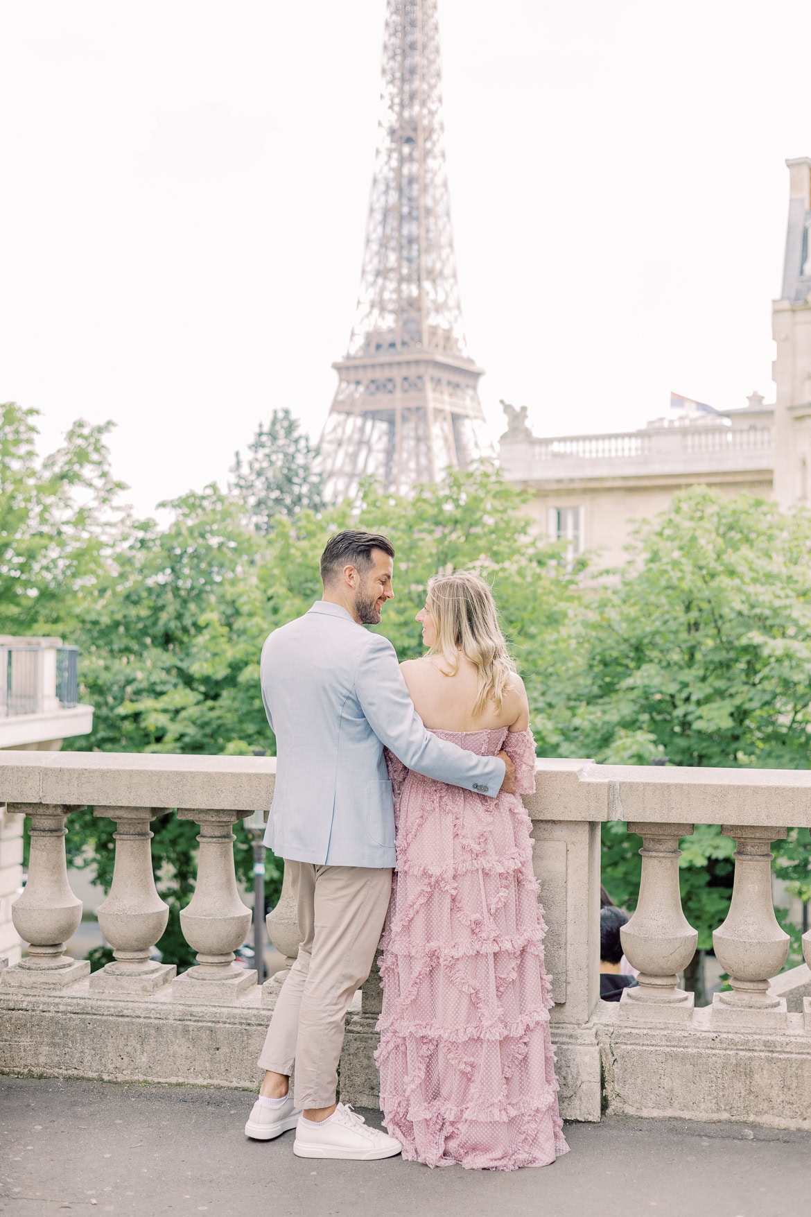 Mini Session in Paris in der Avenue de Camoëns mit Blick auf den Eiffelturm