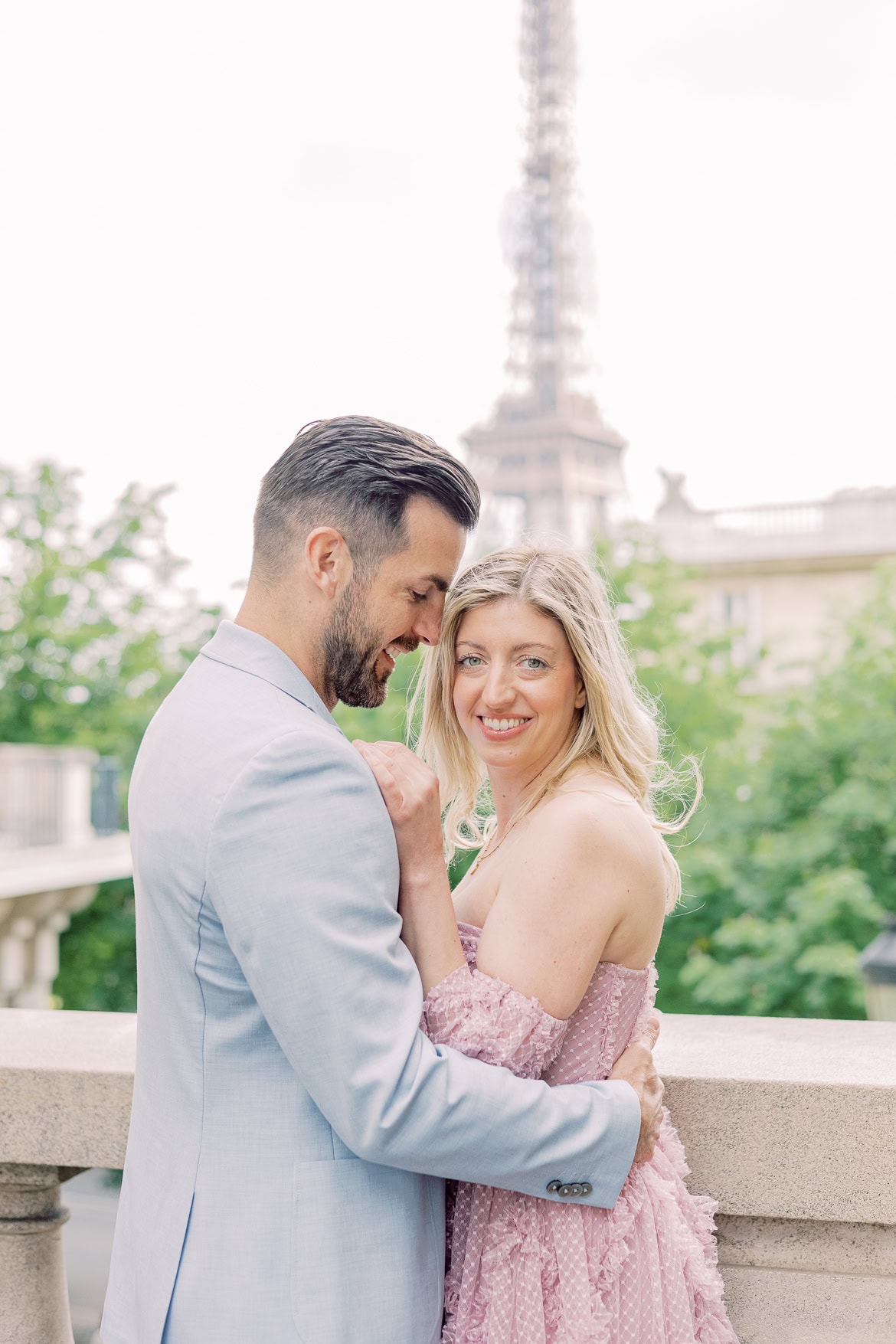 Mini Session in Paris in der Avenue de Camoëns mit Blick auf den Eiffelturm