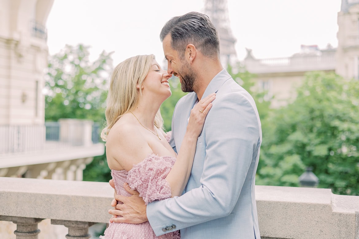 Mini Session in Paris in der Avenue de Camoëns mit Blick auf den Eiffelturm