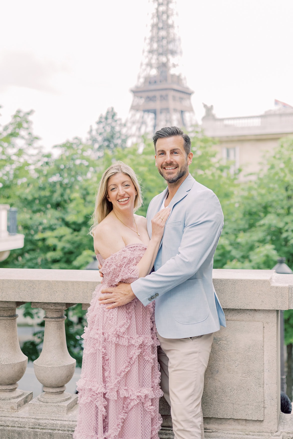Mini Session in Paris in der Avenue de Camoëns mit Blick auf den Eiffelturm