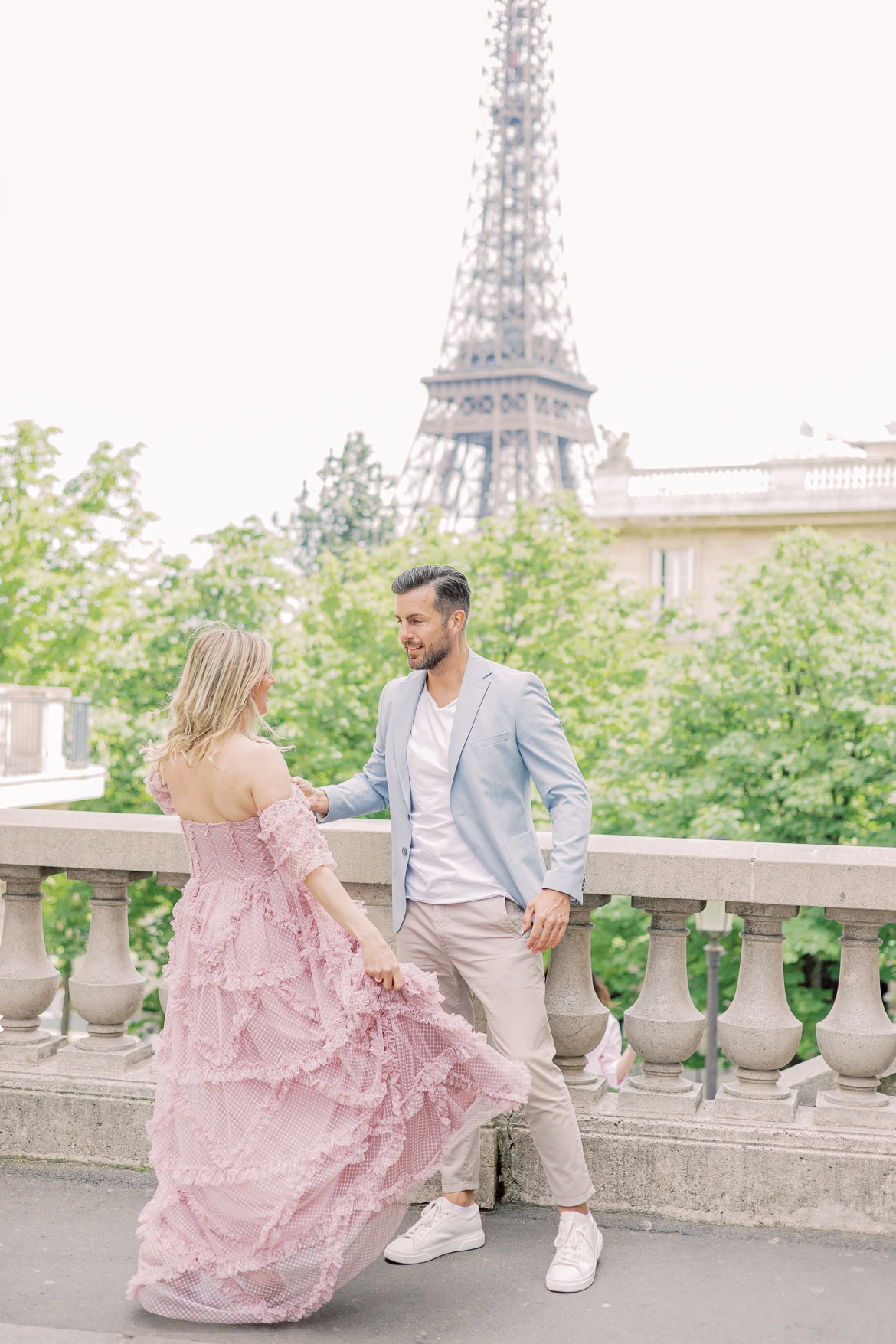 Mini Session in Paris in der Avenue de Camoëns mit Blick auf den Eiffelturm