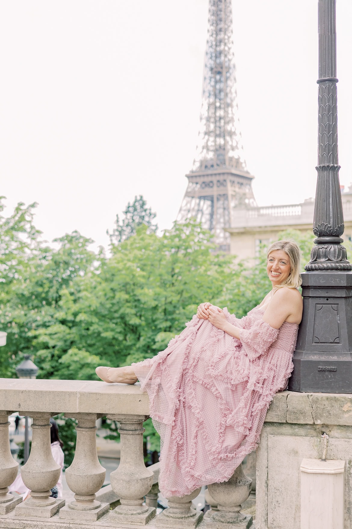 Mini Session in Paris in der Avenue de Camoëns mit Blick auf den Eiffelturm