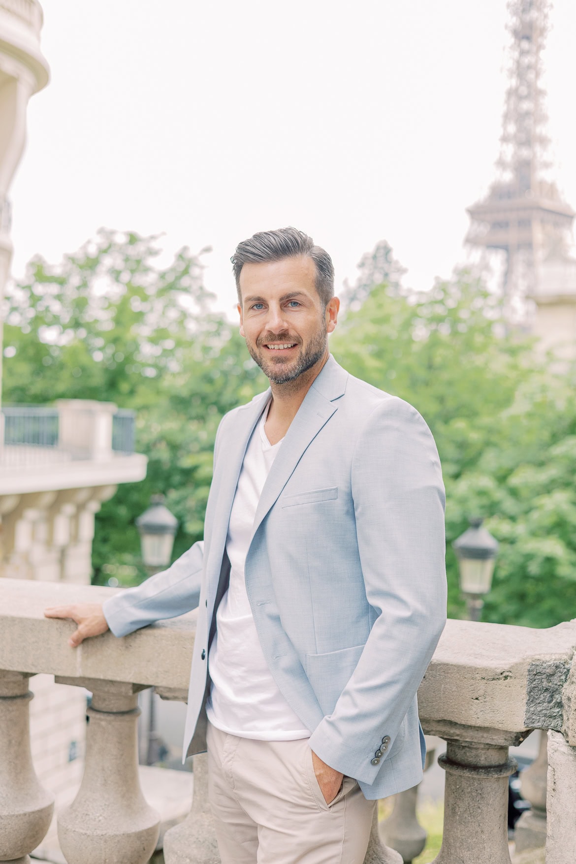 Mini Session in Paris in der Avenue de Camoëns mit Blick auf den Eiffelturm