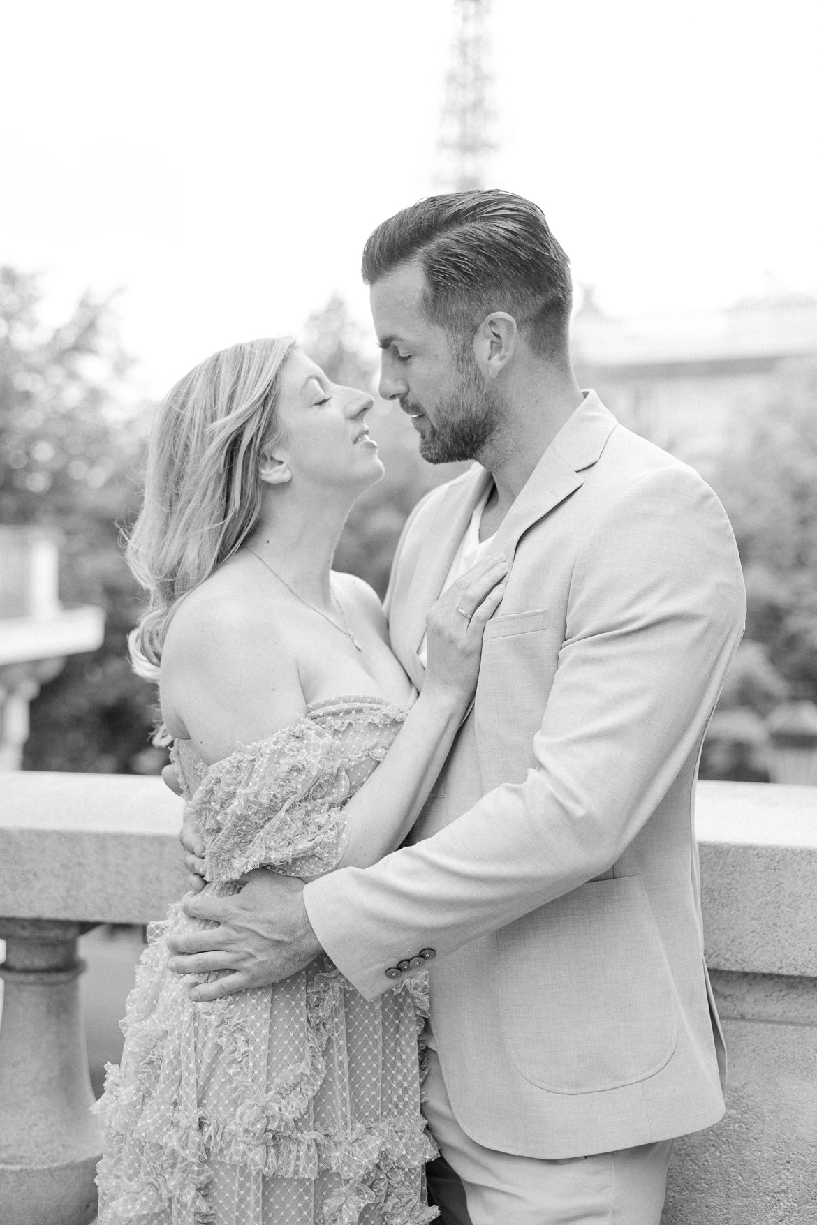 Mini Session in Paris in der Avenue de Camoëns mit Blick auf den Eiffelturm