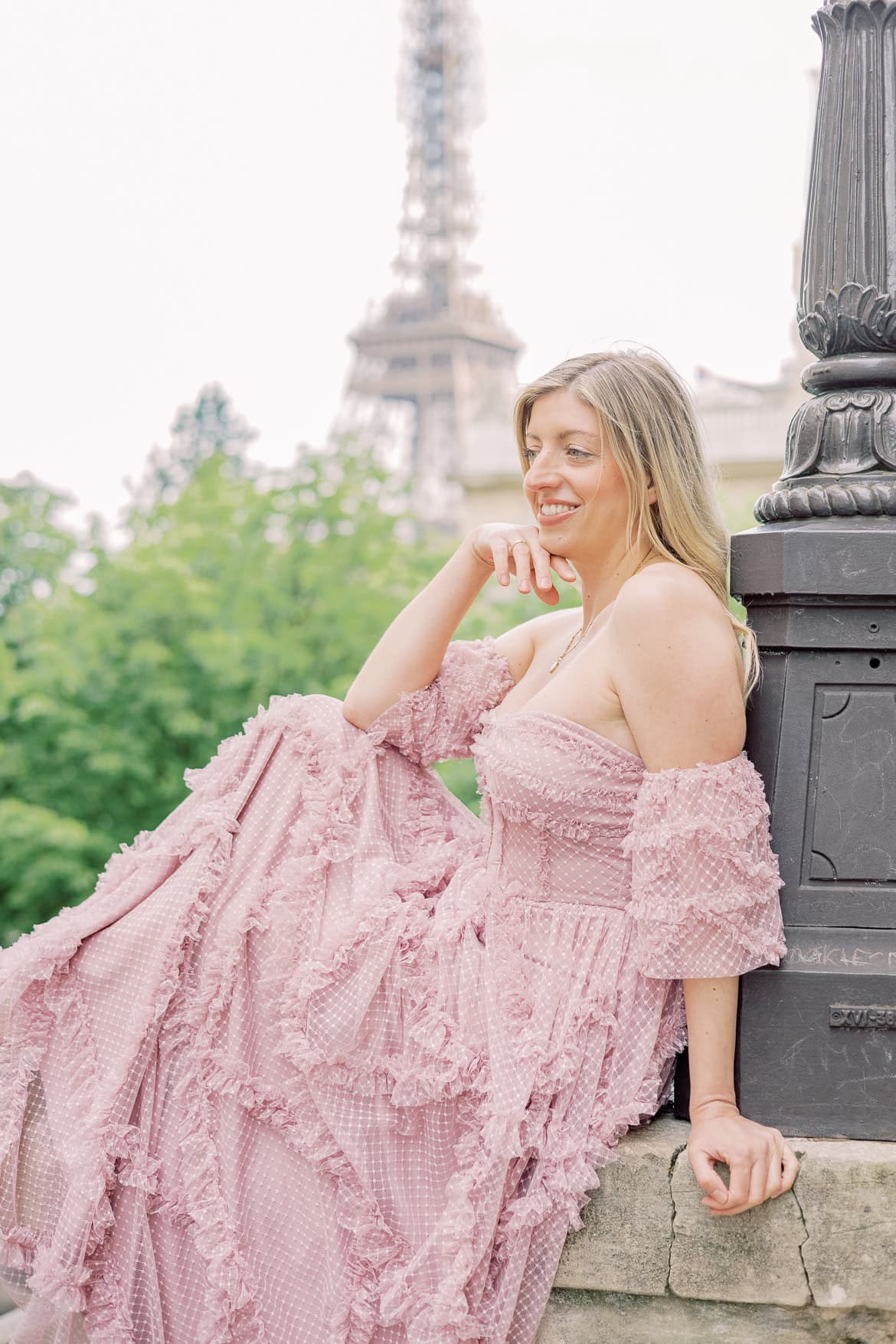 Mini Session in Paris in der Avenue de Camoëns mit Blick auf den Eiffelturm