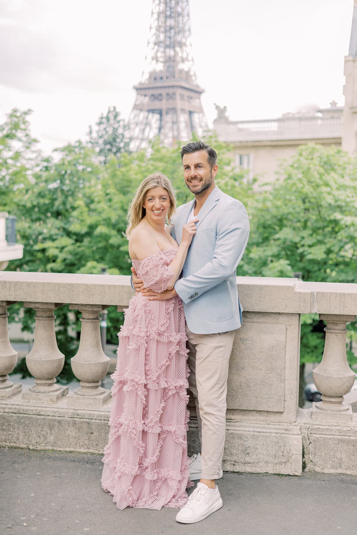 Mini Session in Paris in der Avenue de Camoëns mit Blick auf den Eiffelturm