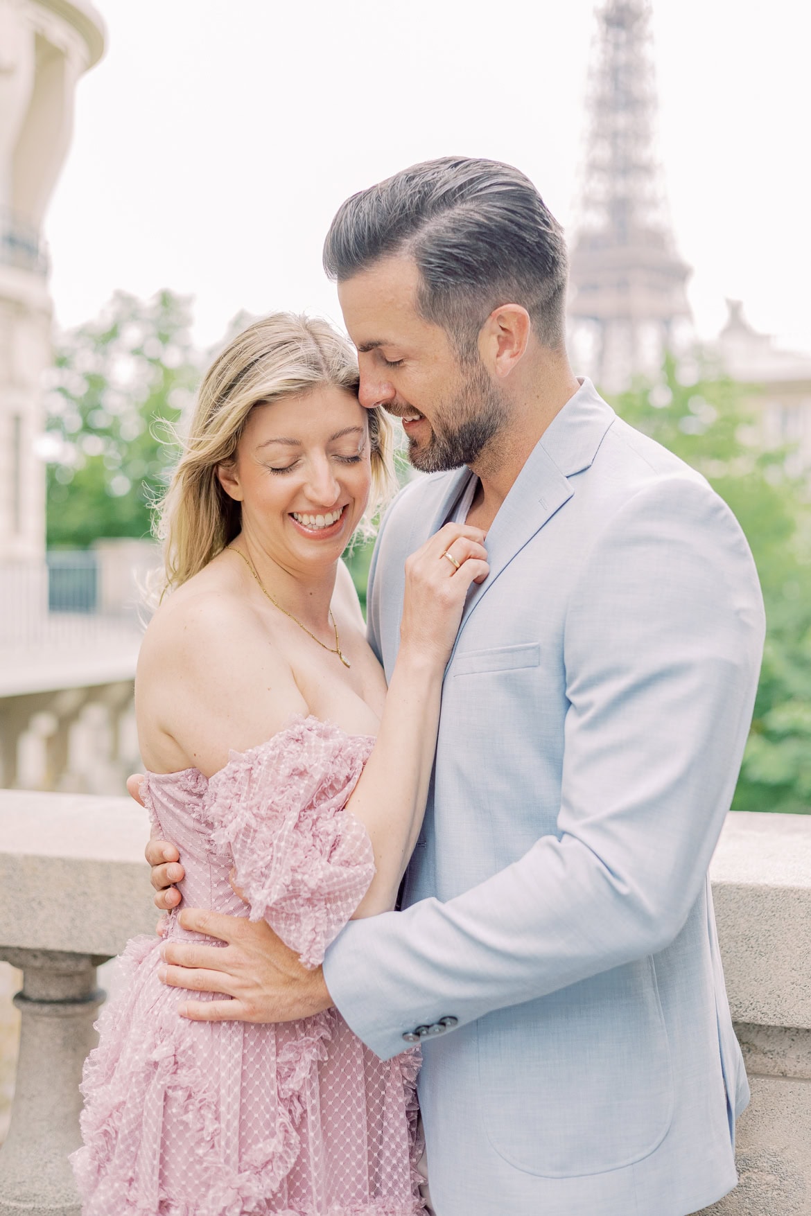 Mini Session in Paris in der Avenue de Camoëns mit Blick auf den Eiffelturm