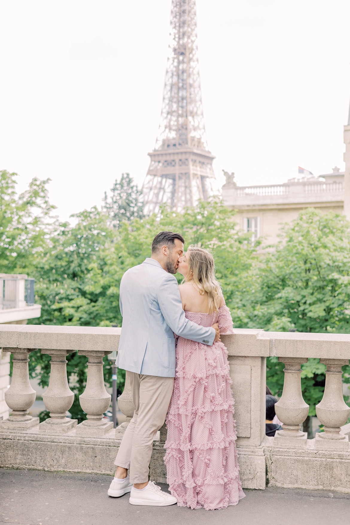 Mini Session in Paris in der Avenue de Camoëns mit Blick auf den Eiffelturm