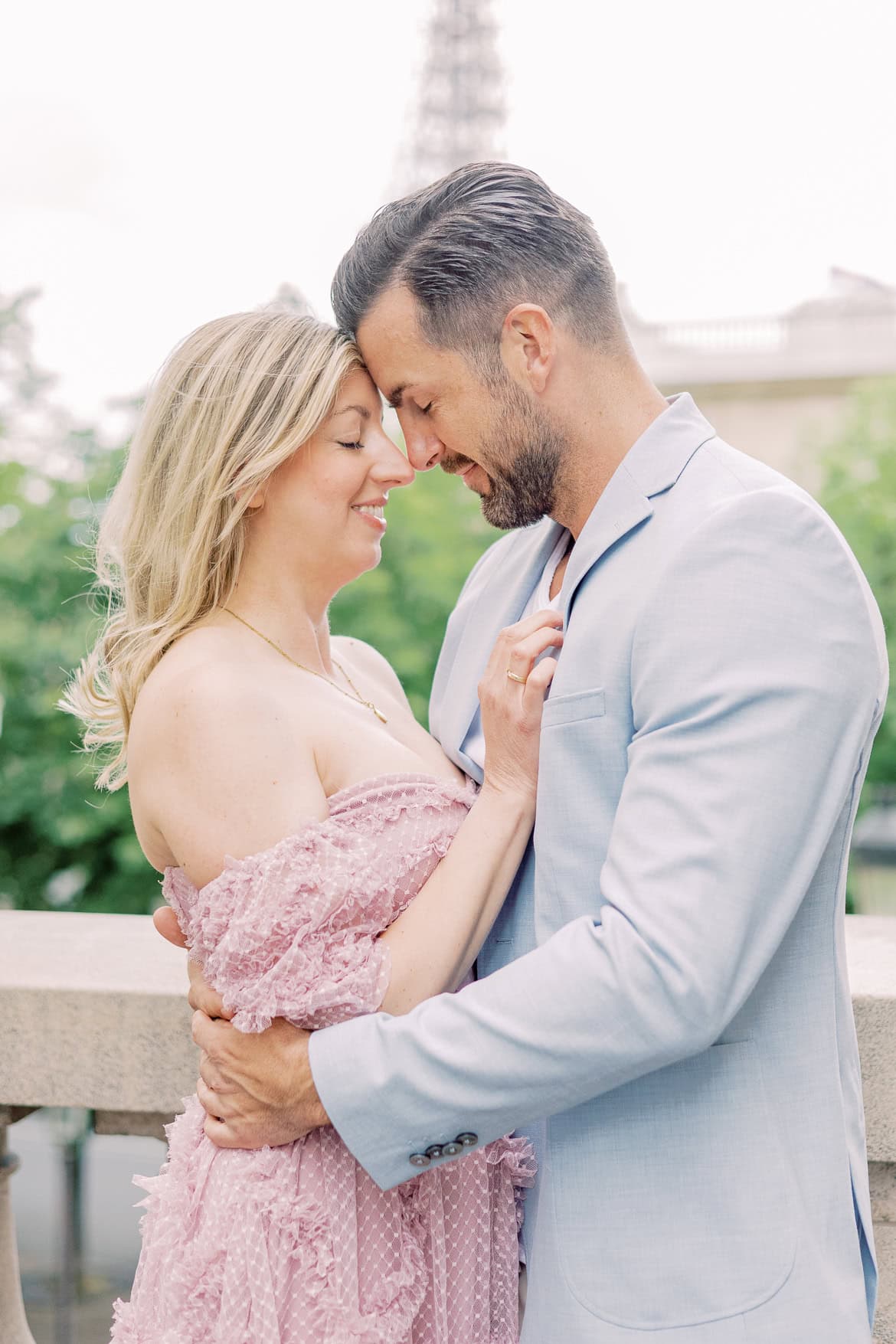 Mini Session in Paris in der Avenue de Camoëns mit Blick auf den Eiffelturm