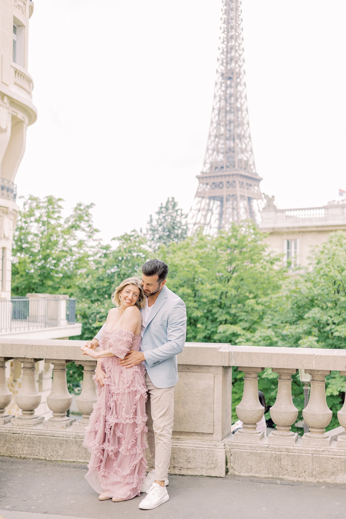 Mini Session in Paris in der Avenue de Camoëns mit Blick auf den Eiffelturm