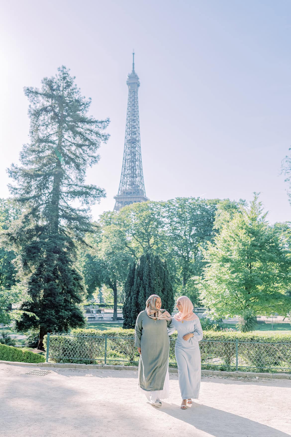 Freundinnen Session am Eiffelturm in Paris