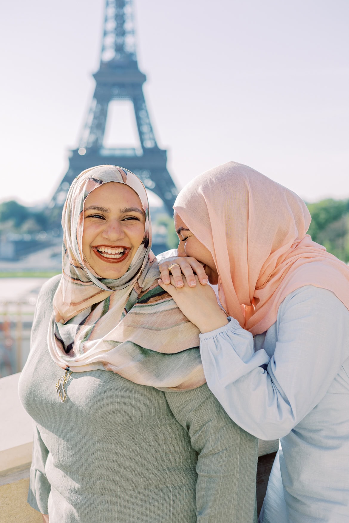 Freundinnen Session am Eiffelturm in Paris