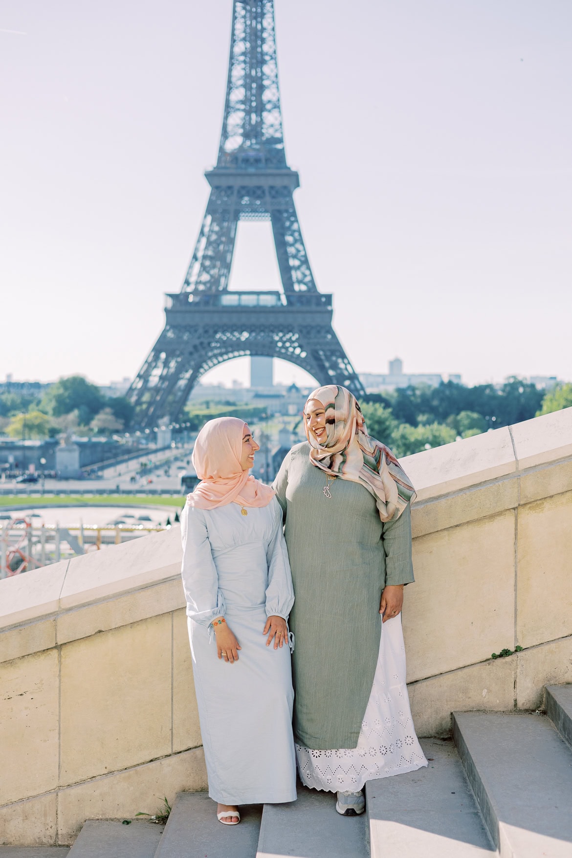 Freundinnen Session am Eiffelturm in Paris