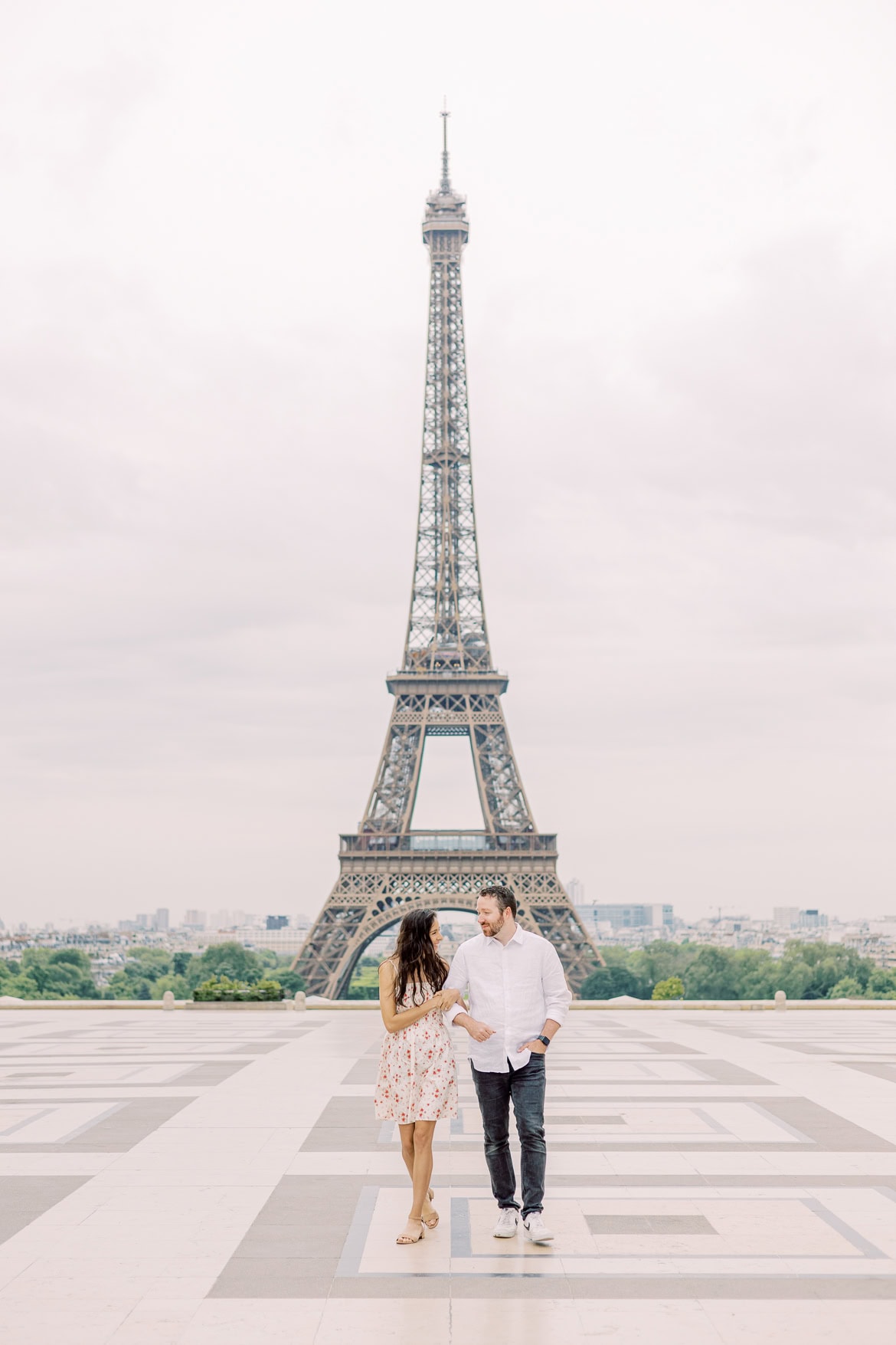 Pärchenfotos in Paris beim Eiffelturm