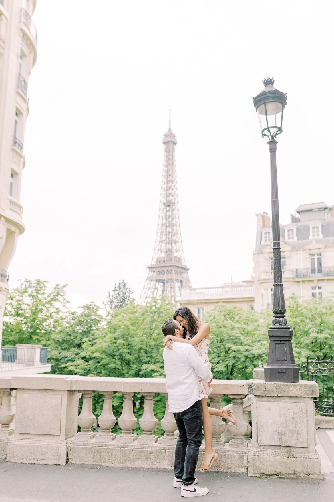 Pärchenfotos in Paris beim Eiffelturm