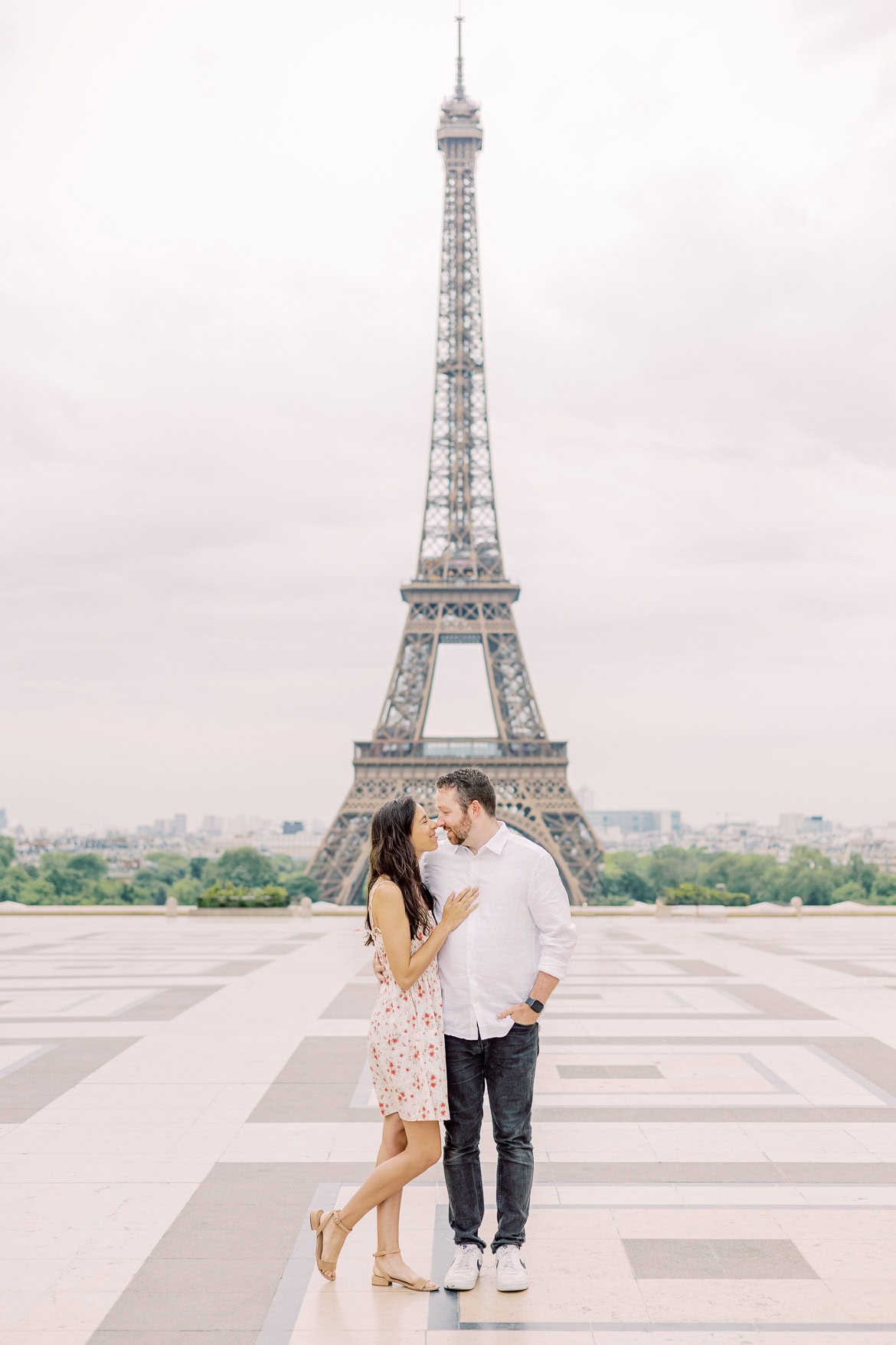 Pärchenfotos in Paris beim Eiffelturm