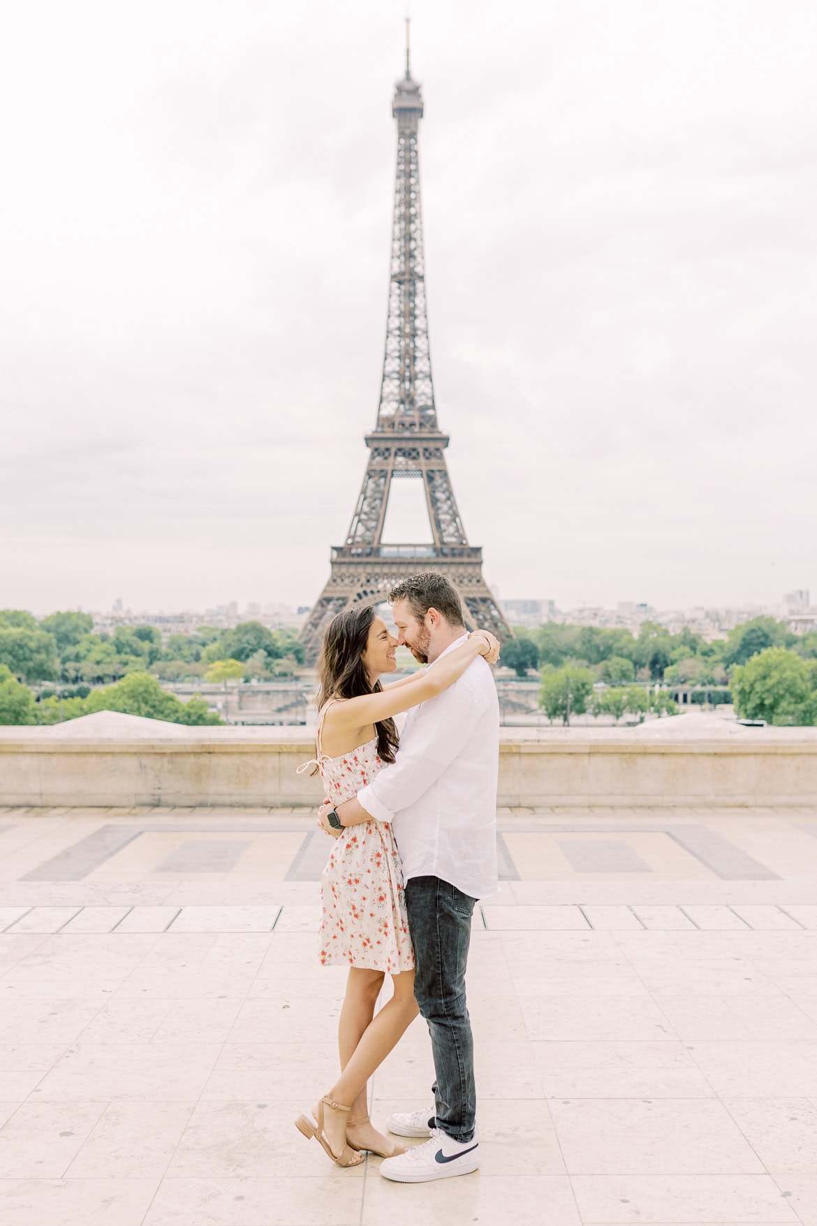 Pärchenfotos in Paris beim Eiffelturm