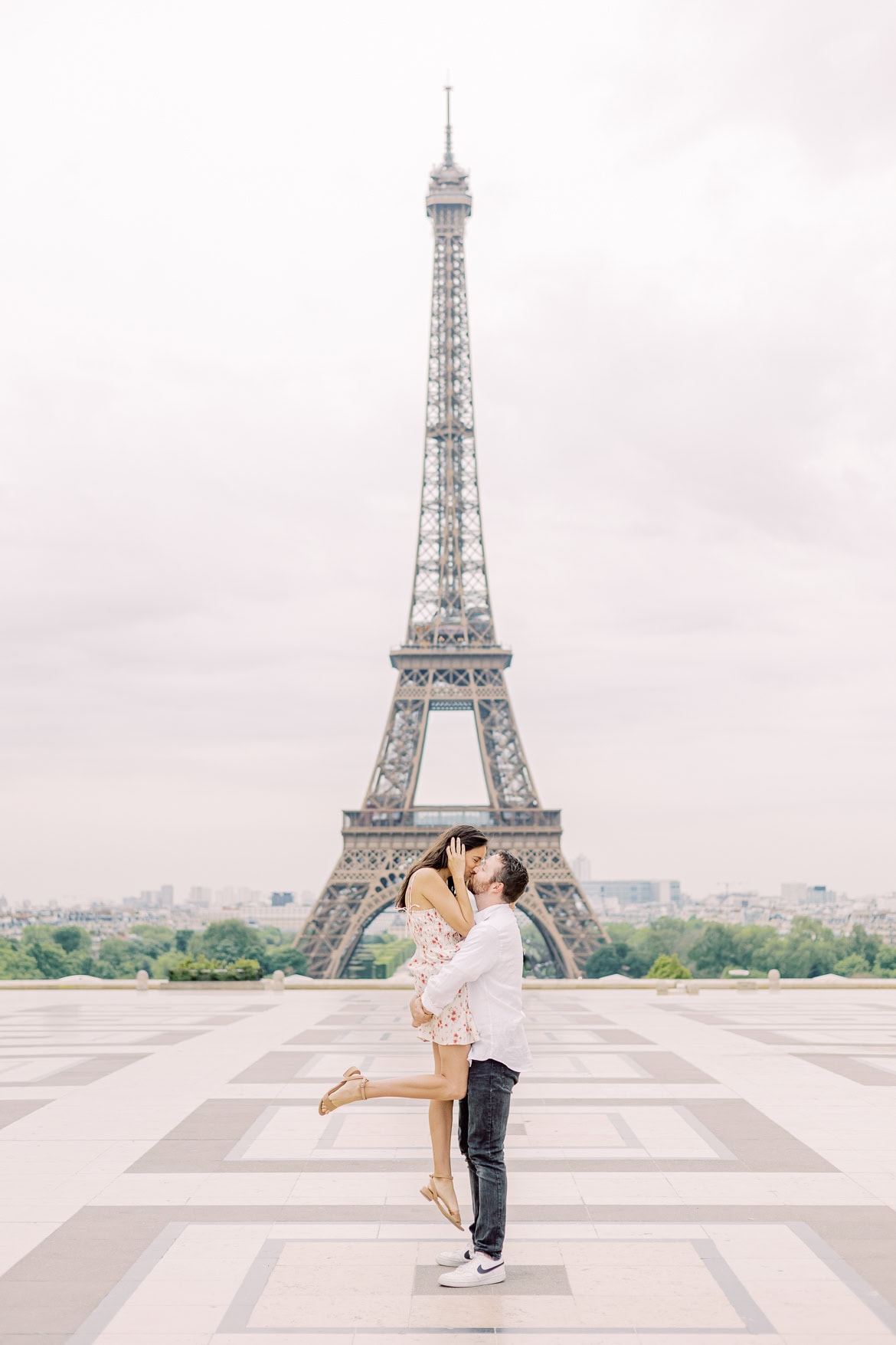 Pärchenfotos in Paris beim Eiffelturm