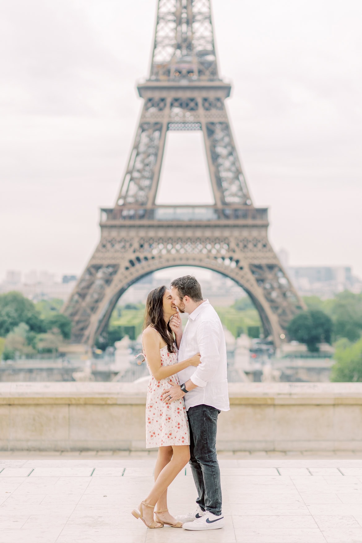 Pärchenfotos in Paris beim Eiffelturm