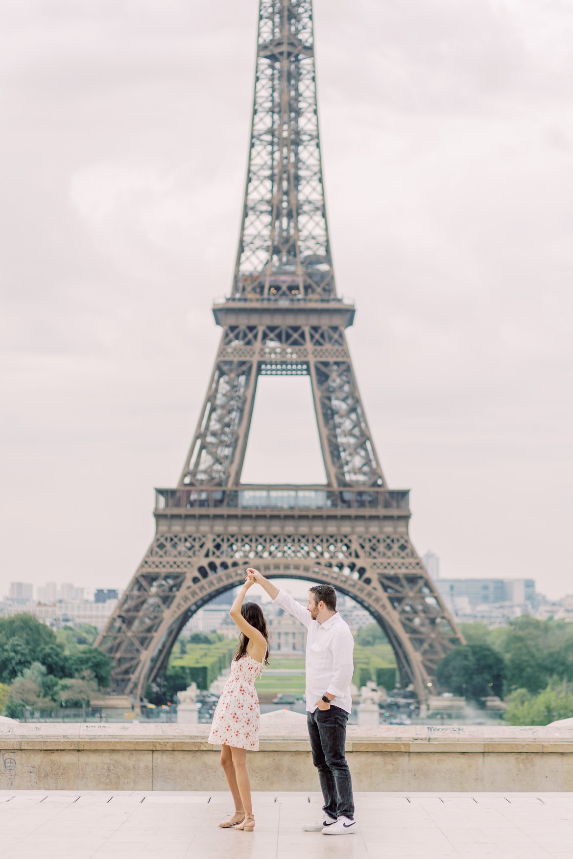 Pärchenfotos in Paris beim Eiffelturm