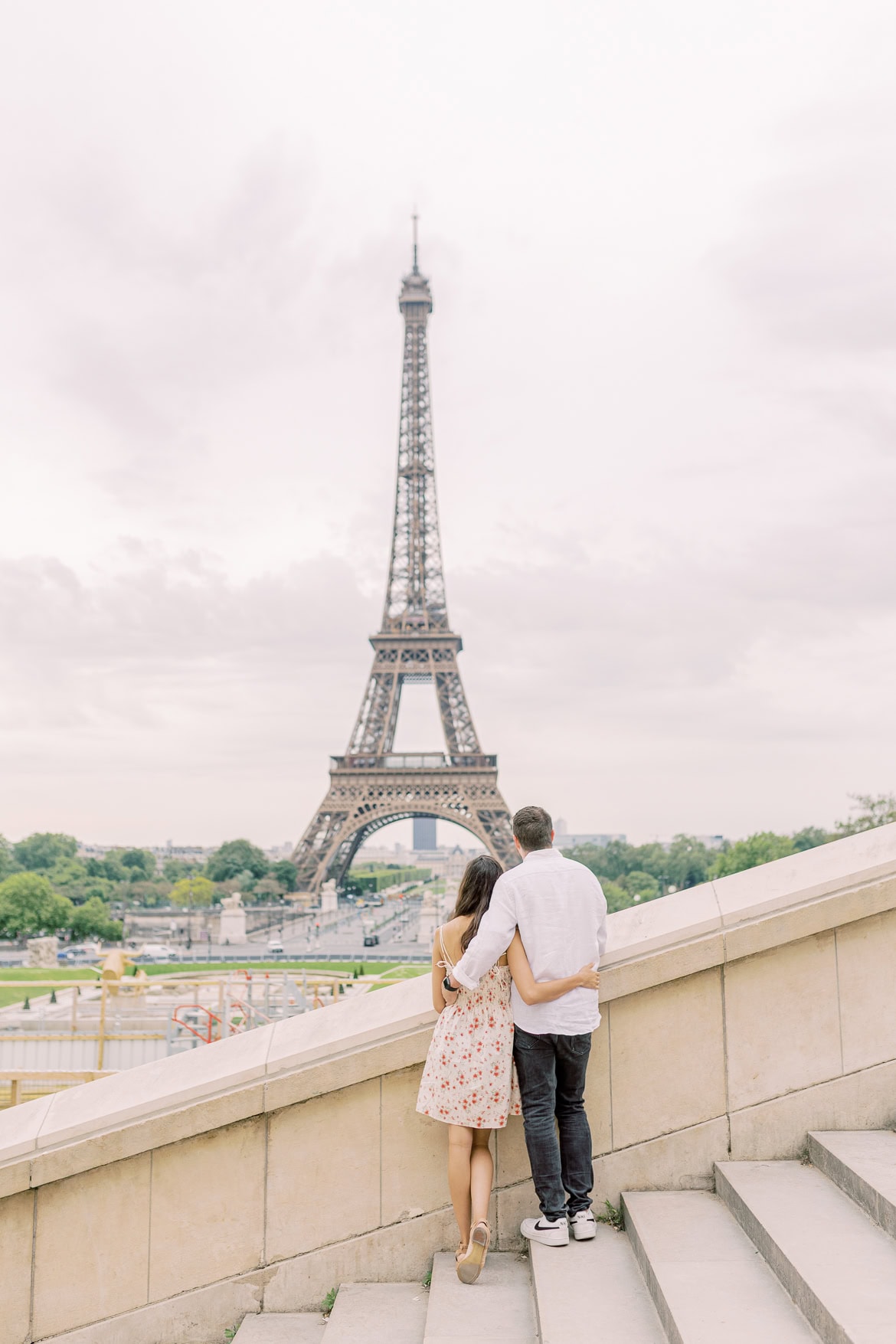 Pärchenfotos in Paris beim Eiffelturm