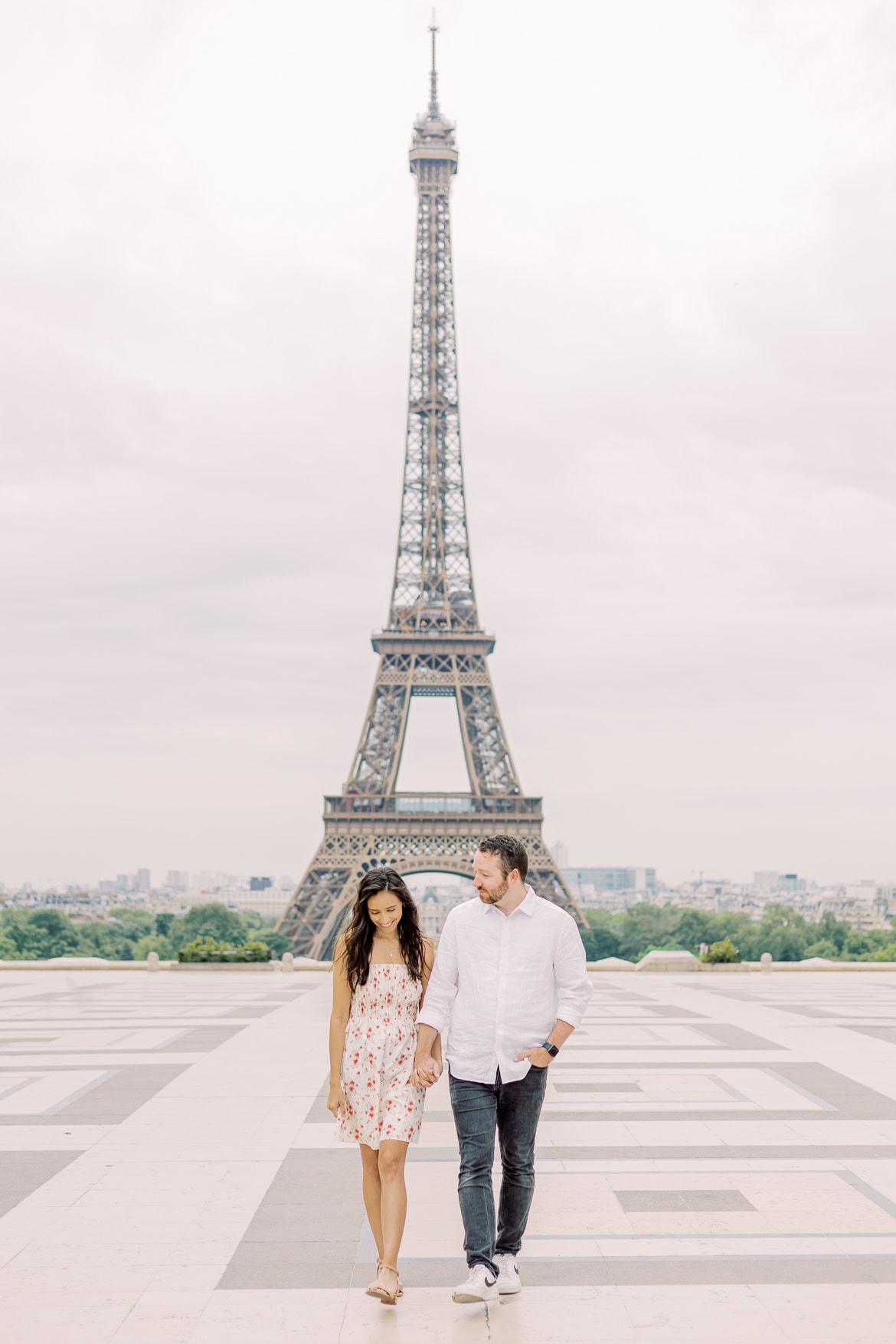 Pärchenfotos in Paris beim Eiffelturm