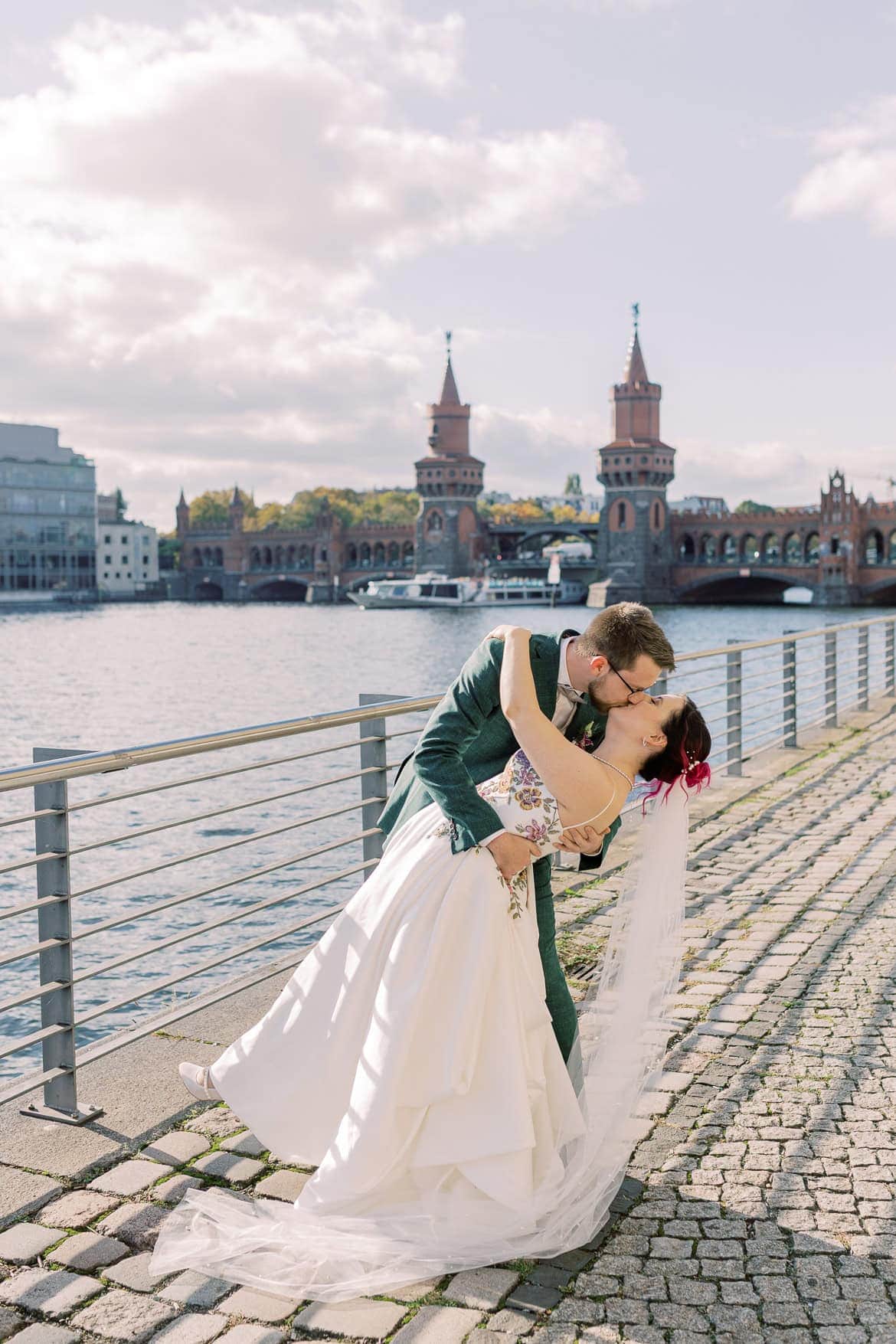 Japanisch inspiriert: Trauung im Standesamt Schöneberg und Feier im Spreespeicher Berlin