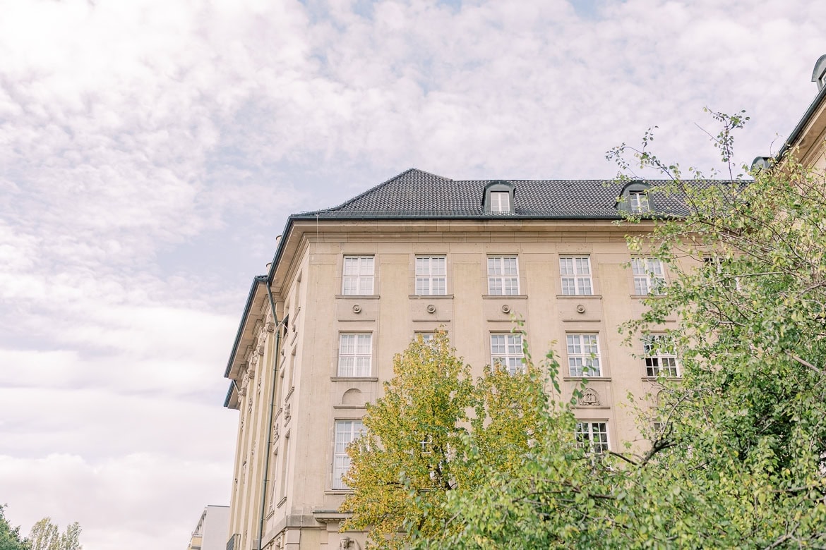 Standesamt Trauung im Herbst in Schöneberg
