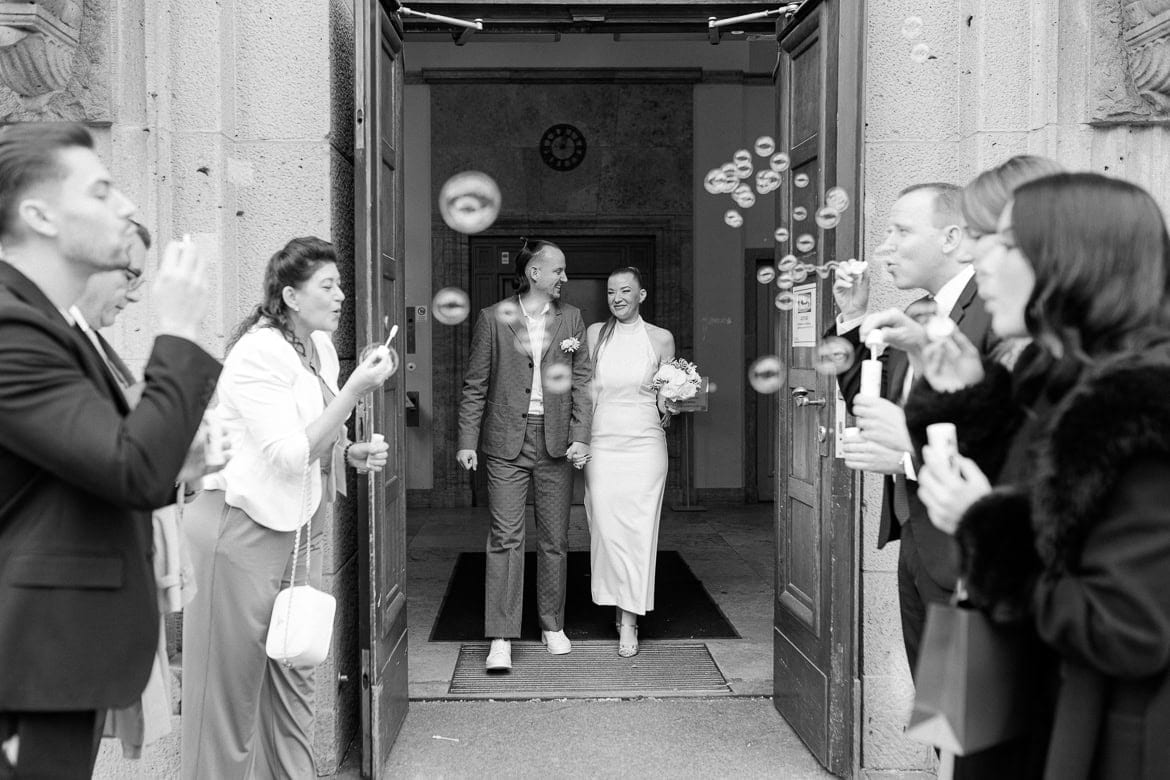 Standesamt Trauung im Herbst in Schöneberg