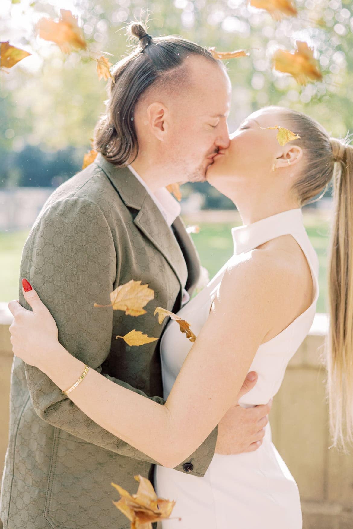 Standesamt Trauung im Herbst in Schöneberg