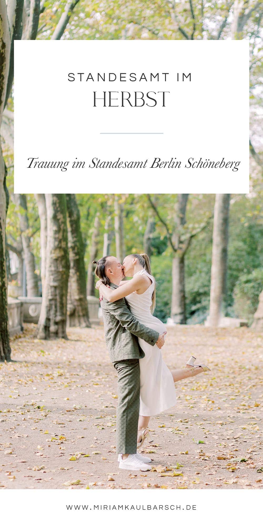 Standesamt Trauung im Herbst in Schöneberg